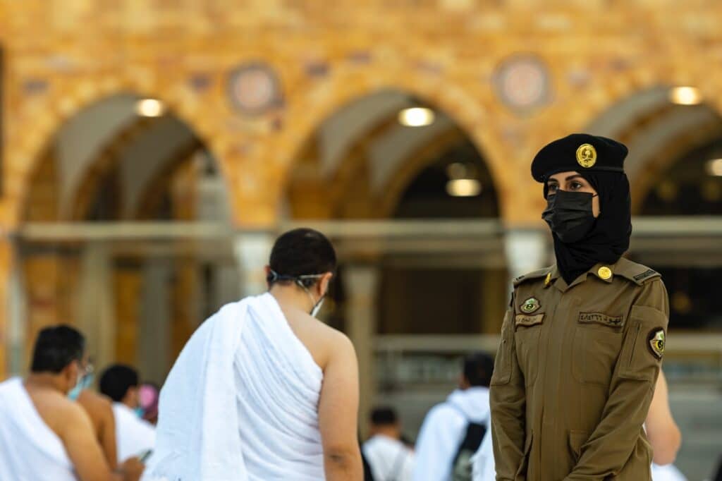الشرطية عهود بزيها العسكري عند الكعبة تثير اهتمام رواد مواقع التواصل 1 الشرطية عهود