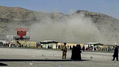 صورة مقتل 13 شخص في انفجارين انتحاريين منفصلين ضخمين قرب البوابة الشرقية لمطار كابل