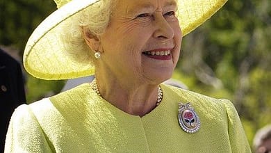صورة الملكة إليزابيث تطلب شخصيًا من مانشستر يونايتد حجز القميص الأول الذي وقع عليه رونالدو