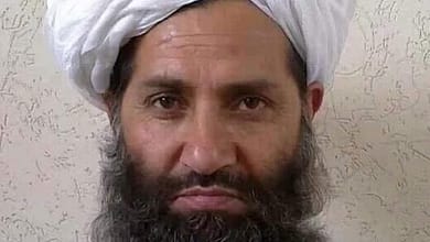 صورة الزعيم الأعلى لـ حركة “طالبان” هبة الله آخوند زاده رئيساً لحكومة أفغانستان