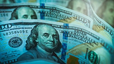 صورة لافروف: الدولار الأمريكي سينهار والثقة به تتضاءل بسبب سياسة واشنطن