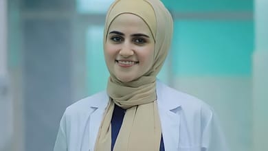 صورة الفلسطينية سارة السقا أول طبيبة جراحة تحصل على شهادة البورد الفلسطيني