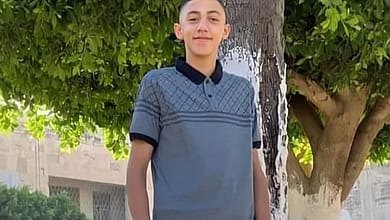 صورة إرتقاء الشهيد الفتى حسين جمال طه “16” عام  متأثرًا بجراحه